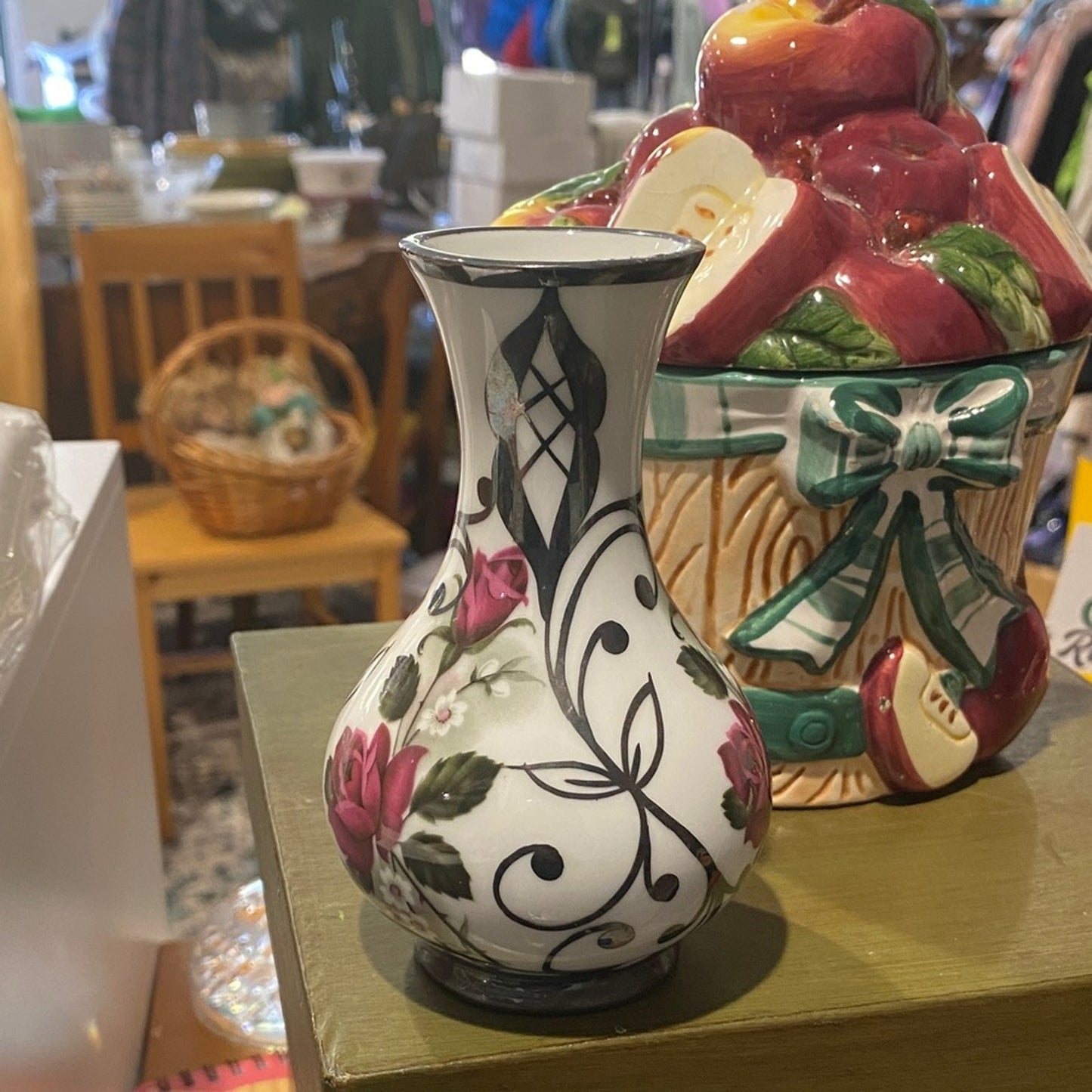 Elegant Floral Vase with Red and Green Accents Bohemia Bone China